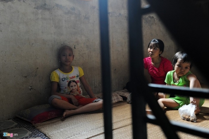 Những bệnh nh&acirc;n chạy thận hay ung bướu c&ograve;n được &ocirc;ng giảm gi&aacute; xuống 10.000 đồng. Những người thiếu tiền viện ph&iacute; được &ocirc;ng cho vay kh&ocirc;ng lấy l&atilde;i.