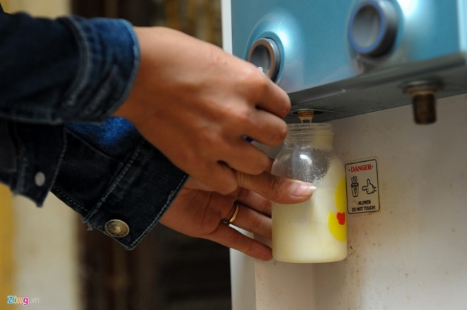 B&igrave;nh nước n&oacute;ng, nước lạnh sử dụng miễn ph&iacute; cho việc uống, pha sữa hay pha m&igrave; t&ocirc;m.