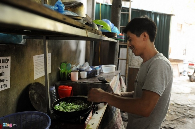 Kh&ocirc;ng những thế, kh&aacute;ch trọ ở đ&acirc;y c&ograve;n được nấu nướng thoải m&aacute;i với bếp gas, rổ r&aacute;, b&aacute;t đĩa cho mượn.
