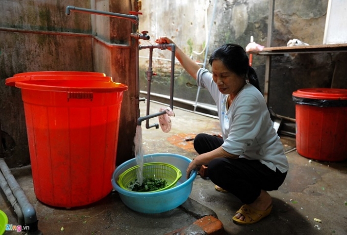 B&agrave; Huệ (ở Th&aacute;i B&igrave;nh l&ecirc;n bệnh viện tr&ocirc;ng ch&aacute;u) cho biết, 3 ng&agrave;y đầu t&ocirc;i ở nh&agrave; kh&aacute;c gi&aacute; 120.000 đồng m&agrave; chật chội, kh&ocirc;ng được nấu nướng.