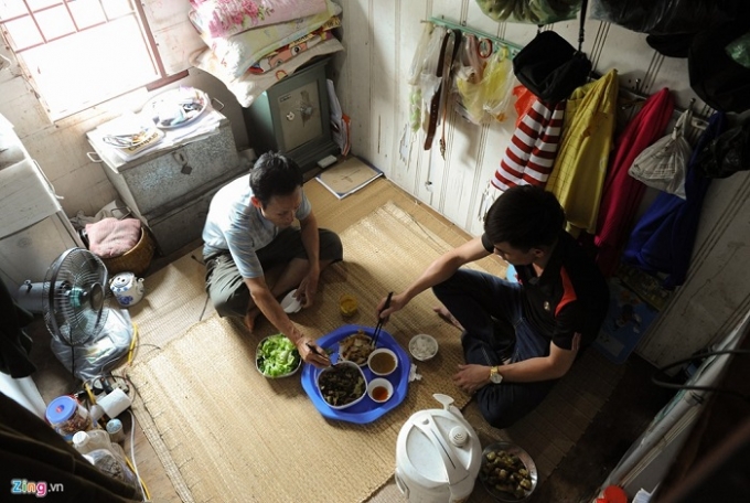 Tuy l&agrave; &ocirc;ng chủ của d&atilde;y nh&agrave; trọ 40 ph&ograve;ng nhưng ph&ograve;ng của &ocirc;ng Hiệp lại rất nhỏ, lại ở tr&ecirc;n tầng cao nhất. Khi được hỏi l&yacute; do, &ocirc;ng cười xo&agrave;: