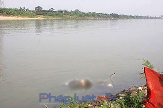 Thi thể kh&ocirc;ng đầu lập lờ tr&ecirc;n s&ocirc;ng Đ&agrave;o. (Ảnh nh&acirc;n chứng cung cấp)