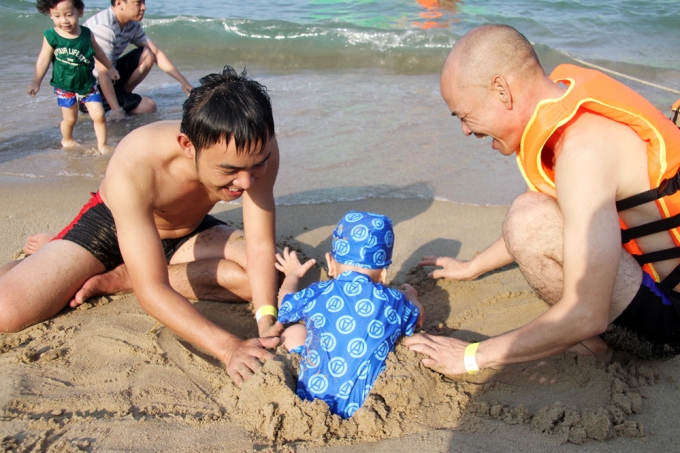 Du kh&aacute;ch nam tỏ ra th&iacute;ch th&uacute;, đ&acirc;y l&agrave; lần đầu t&ocirc;i đến Nha Trang du lịch. &ldquo;Hai vợ chồng chia nhau chăm con, t&ocirc;i cho ch&aacute;u tiếp x&uacute;c người biển, nghịch với c&aacute;t&rdquo;, anh n&agrave;y n&oacute;i.