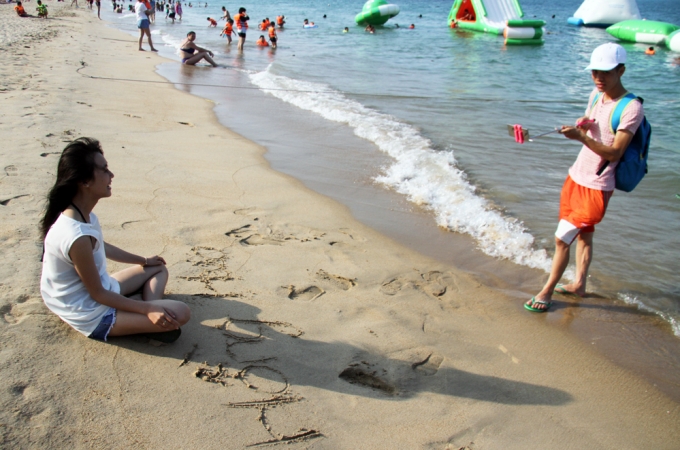 Theo Sở Văn h&oacute;a, Thể thao v&agrave; Du lịch Kh&aacute;nh H&ograve;a cho biết, dự kiến trong 4 ng&agrave;y lễ (30/4 v&agrave; 1/5) lượng kh&aacute;ch đến tỉnh tăng 10%. Trong đ&oacute;, du kh&aacute;ch quốc tế chừng 19.500 người c&ograve;n 119.000 người l&agrave; trong nước.&ldquo;Để đảm bảo du kh&aacute;ch an t&acirc;m hơn khi đến Kh&aacute;nh H&ograve;a du lịch, đơn vị đ&atilde; y&ecirc;u cầu c&aacute;c doanh nghiệp trong lĩnh vực du lịch, kh&aacute;ch sạn v&agrave; nh&agrave; h&agrave;ng đảm bảo gi&aacute; cả để kh&ocirc;ng c&oacute; t&igrave;nh trạng chặt ch&eacute;m&rdquo;, l&atilde;nh đạo Sở Văn h&oacute;a, Thể thao v&agrave; Du lịch tỉnh n&oacute;i.  Hai bạn trẻ tranh thủ kỳ nghỉ đến b&atilde;i biển, &nbsp;ghi lại những kỷ niệm đẹp l&uacute;c du lịch.