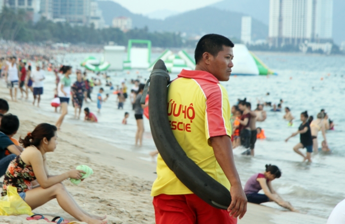 Đội cứu hộ cứu nạn tr&ecirc;n biển được cắt cử t&uacute;c trực, thường xuy&ecirc;n tuần tra theo d&otilde;i tr&ecirc;n b&atilde;i biển Trần Ph&uacute; - trường hợp du kh&aacute;ch gặp rủi ro khi tắm sẽ kịp thời ứng ph&oacute;, kh&ocirc;ng c&oacute; sự cố xấu xảy ra.