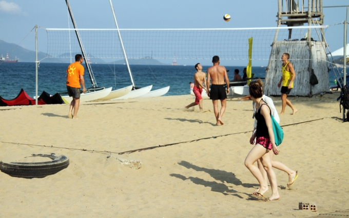 Ngo&agrave;i tắm biển, nhiều người nước ngo&agrave;i thực hiện tr&ograve; chơi d&ugrave; lượn. Những du kh&aacute;ch nước ngo&agrave;i tranh thủ c&aacute;c điểm vắng người tr&ecirc;n b&atilde;i biển r&egrave;n luyện thể thao, chơi b&oacute;ng chuyền.