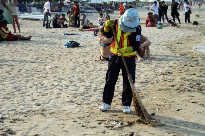 Nh&acirc;n vi&ecirc;n vệ sinh m&ocirc;i trường được tăng cường dọn dẹp, tr&aacute;nh r&aacute;c thải tr&agrave;n lan tr&ecirc;n b&atilde;i biển g&acirc;y &ocirc; nhiễm.