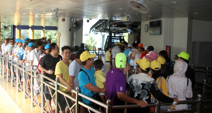 Cũng tr&ecirc;n đường Trần Ph&uacute;, khu du lịch Vinpearl cũng rất đ&ocirc;ng đ&uacute;c. D&ograve;ng người nối d&agrave;i chờ tới lượt để l&ecirc;n c&aacute;p treo qua đảo tham quan, nghỉ dưỡng - buộc đơn vị n&agrave;y phải tăng cường th&ecirc;m cano để phục vụ nhu cầu của du kh&aacute;ch.