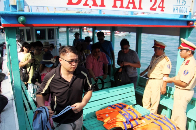 C&ograve;n tại bến t&agrave;u du lịch Cầu Đ&aacute; Vĩnh Nguy&ecirc;n hai ng&agrave;y lễ vừa qua đ&atilde; đ&oacute;n hơn 11.000 lượt kh&aacute;ch đến bến t&agrave;u để đăng k&yacute; tham quan c&aacute;c đảo. C&aacute;c đơn vị kinh doanh, khai th&aacute;c du lịch tăng cường t&agrave;u thuyền để phục vụ du kh&aacute;ch.  Trước lượng kh&aacute;ch tăng, CSGT đường thủy Kh&aacute;nh H&ograve;a cắt cử lượng lượng kiểm tra hoạt động t&agrave;u du lịch v&agrave; giấy ph&eacute;p l&aacute;i t&agrave;u để đảm bảo việc vận chuyển du kh&aacute;ch được an to&agrave;n.&nbsp;