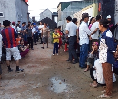 Nhiều người d&acirc;n tập trung trước hiện trường để theo d&otilde;i sự việc kinh ho&agrave;ng vừa diễn ra. C&oacute; luồng th&ocirc;ng tin cho rằng ch&iacute;nh người chồng đ&atilde; d&ugrave;ng xăng để thi&ecirc;u sống cả gia đ&igrave;nh trong đ&ecirc;m.