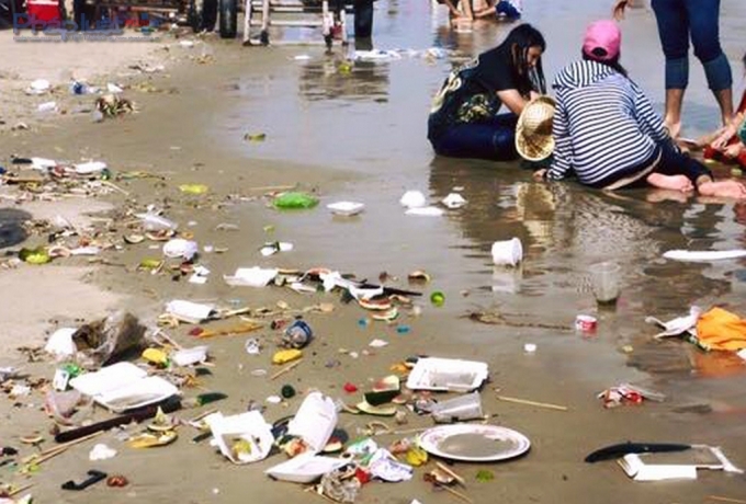 Du kh&aacute;ch xả r&aacute;c tr&agrave;n ngập b&atilde;i biển rồi ch&iacute;nh họ thản nhi&ecirc;n thư gi&atilde;n giữa bạt ng&agrave;n r&aacute;c thải nhếch nh&aacute;c.