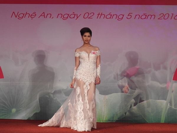 Nguyễn Thị Thơm thật lộng lẫy tỏa sáng trong bộ đầm dạ hội đuôi cá.