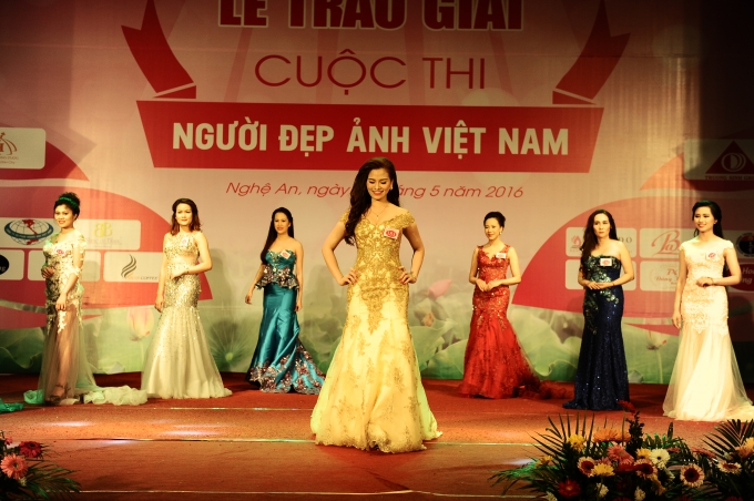 Th&iacute; sinh Mai Phương tự tin sải bước trong phần tr&igrave;nh diễn của m&igrave;nh.