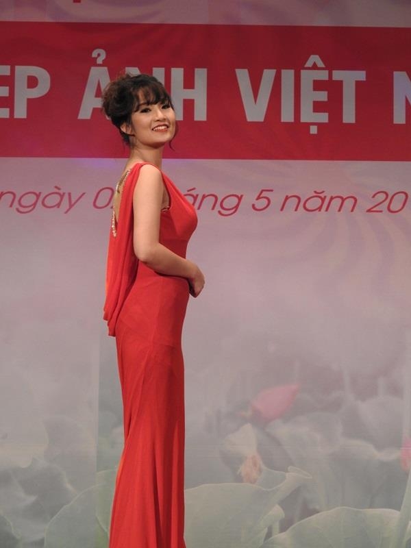 Nguyễn Thị Dung mang SBD 108 sinh ng&agrave;y 13/1/1996 đến từ Tuy&ecirc;n Quang. Số đo h&igrave;nh thể: 83 &ndash; 65 &ndash; 86. Chiều cao 1m59 nặng 46kg.