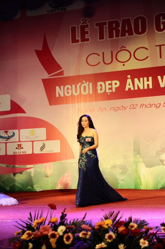 Chị cả top 15 L&ecirc; Thị Ngọc Phụng trong phần thi trang phục dạ hội.