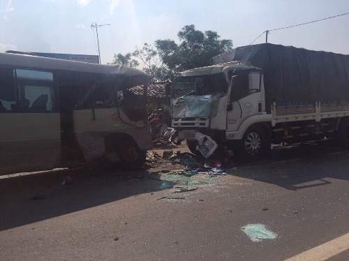 21 h&agrave;nh kh&aacute;ch thương vong sau c&uacute; va chạm mạnh