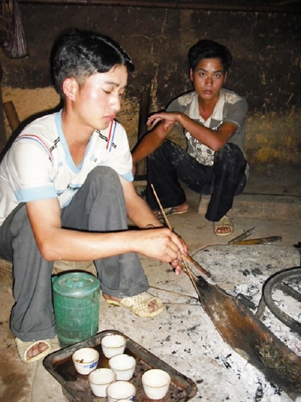 Những tấm hợp kim đuy - ra chuy&ecirc;n d&ugrave;ng để chế tạo m&aacute;y bay được tận dụng l&agrave;m đồ sao, sấy ch&egrave;.