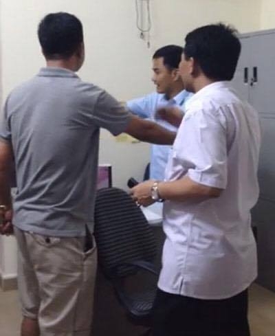 Kh&aacute;ch v&agrave; chủ kh&aacute;ch sạn c&atilde;i v&atilde;&nbsp;trong l&uacute;c giải quyết sự việc mất trộm.Ảnh cắt từ video.