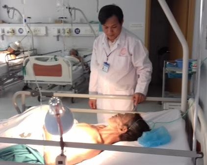 B&aacute;c sĩ Ph&uacute; thăm lại bệnh nh&acirc;n T. sau mổ.