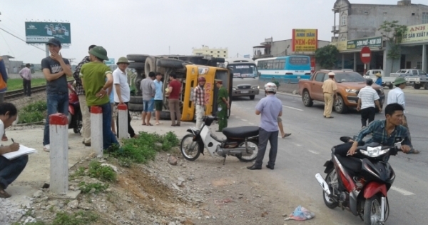 Thanh Hóa: Sau chết người, tàu hỏa lại đâm ô tô "phơi bụng"