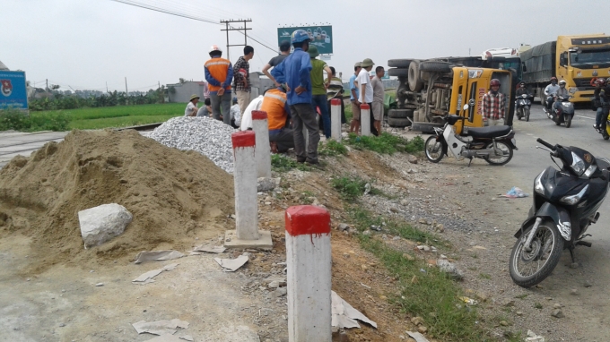 Theo người d&acirc;n cho biết, đoạn đường n&agrave;y lu&ocirc;n được sửa chữa, g&acirc;y ảnh hưởng kh&ocirc;ng nhỏ tới giao th&ocirc;ng.