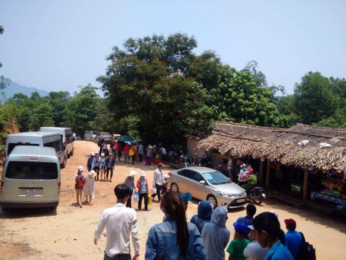 Nhiều kh&aacute;ch tham quan suối Voi b&agrave;ng ho&agrave;ng khi biết c&oacute; nạn nh&acirc;n chết đuối.