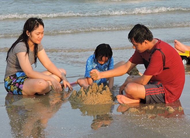 Một gia đ&igrave;nh x&acirc;y l&acirc;u đ&agrave;i c&aacute;t tr&ecirc;n b&atilde;i biển (Ảnh: N.A).