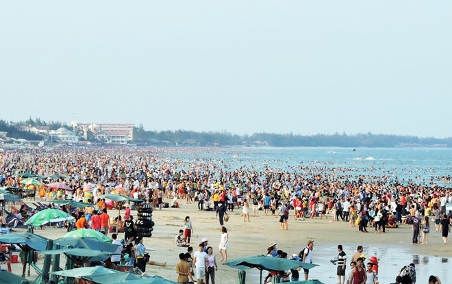 B&atilde;i Sau biển Vũng T&agrave;u chật k&iacute;n người (Ảnh: N.A).