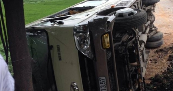 Quảng Ninh: Xe khách lật ngửa, hàng chục hành khách hoảng loạn