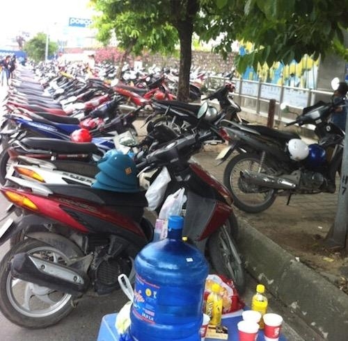 Nước uống được l&atilde;nh đạo phường Ngọc Kh&aacute;nh chuẩn bị miễn ph&iacute; cho du kh&aacute;ch thập phương đến tham quan vườn th&uacute; trong c&ocirc;ng vi&ecirc;n Thủ Lệ.&nbsp;