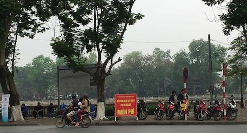 Biển th&ocirc;ng b&aacute;o tr&ocirc;ng giữ xe miễn ph&iacute; cho du kh&aacute;ch v&agrave;o tham quan c&ocirc;ng vi&ecirc;n Thủ Lệ.