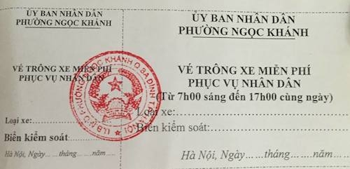 V&eacute; xe v&agrave; dịch vụ tr&ocirc;ng xe miễn ph&iacute; được c&ocirc;ng an phường Ngọc Kh&aacute;nh ph&aacute;t h&agrave;ng cho người d&acirc;n.