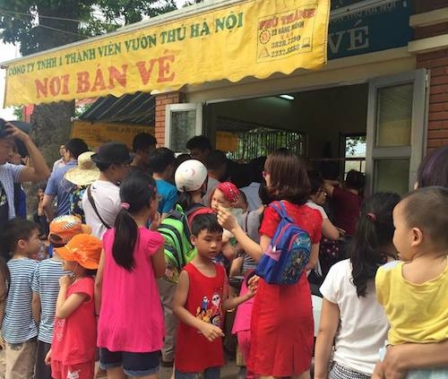 Đa phần kh&aacute;ch đến tham quan ở vườn th&uacute; trong c&ocirc;ng vi&ecirc;n Thủ Lệ đều h&agrave;i l&ograve;ng với c&aacute;ch bố tr&iacute; của l&atilde;nh đạo phường Ngọc Kh&aacute;nh.