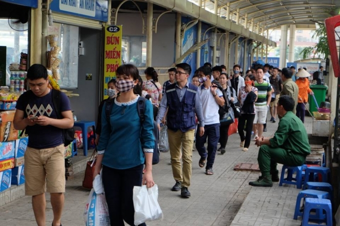 Ai cũng tay x&aacute;ch n&aacute;ch mang đủ thử qu&agrave; qu&ecirc; trở lại Thủ đ&ocirc;.