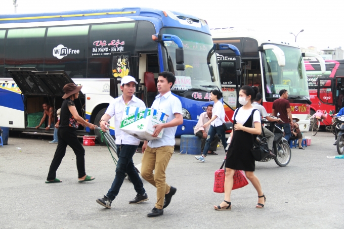 Khệ nệ b&ecirc; qu&agrave; qu&ecirc; xuống...