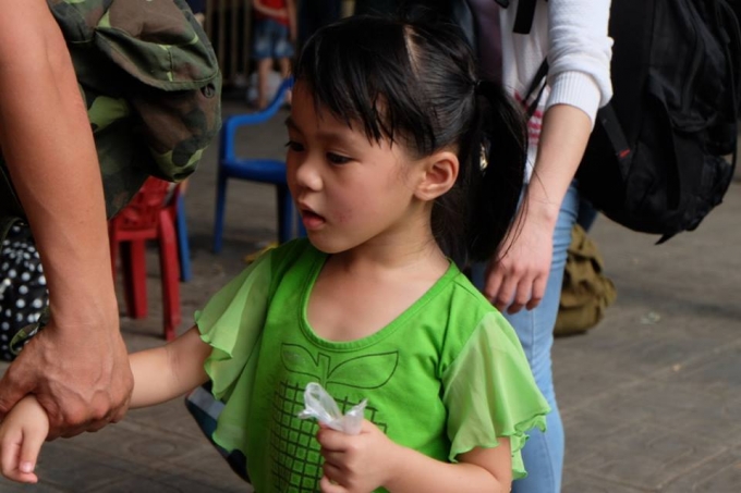 Em b&eacute; tỏ ra kh&aacute; mệt mỏi sau chuyến đi...