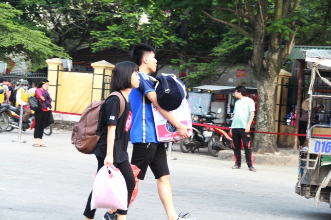 C&aacute;c bạn sinh vi&ecirc;n tranh thủ mang đồ ăn l&ecirc;n th&agrave;nh phố sau dịp nghỉ lễ.