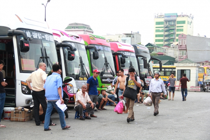 H&igrave;nh ảnh h&agrave;ng vạn người tay x&aacute;ch n&aacute;ch mang trở lại Thủ đ&ocirc; sau kỳ nghỉ lễ