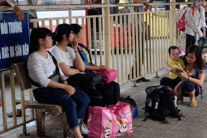 H&igrave;nh ảnh h&agrave;ng vạn người tay x&aacute;ch n&aacute;ch mang trở lại Thủ đ&ocirc; sau kỳ nghỉ lễ