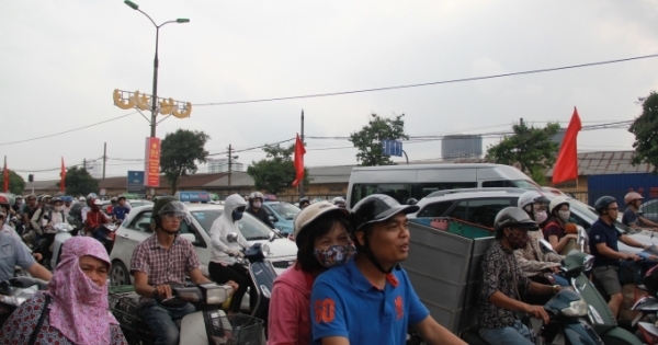 Sau nghỉ lễ, hàng vạn người dân đổ về Thủ đô, giao thông tê liệt