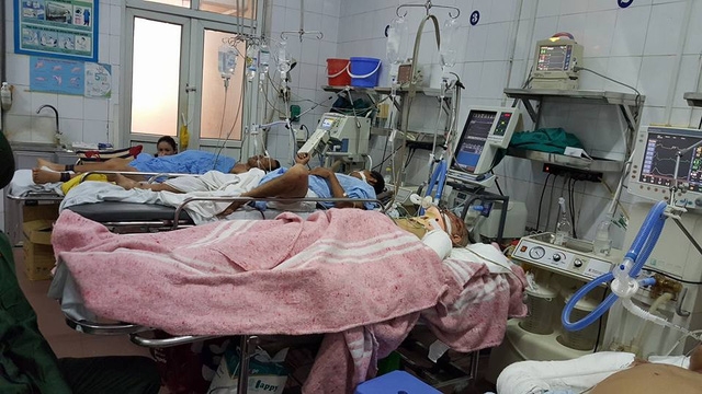 Đến s&aacute;ng 3/5 c&ograve;n lại 15 bệnh nh&acirc;n c&oacute; chỉ định phẫu thuật nhưng vẫn phải đợi ph&ograve;ng mổ.