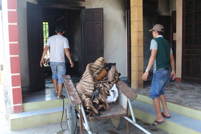 Người th&acirc;n thu dọn hiện trường vụ ch&aacute;y kinh ho&agrave;ng khiến &ocirc;ng Ngữ, b&agrave; Cọt v&agrave; người con trai tử vong.