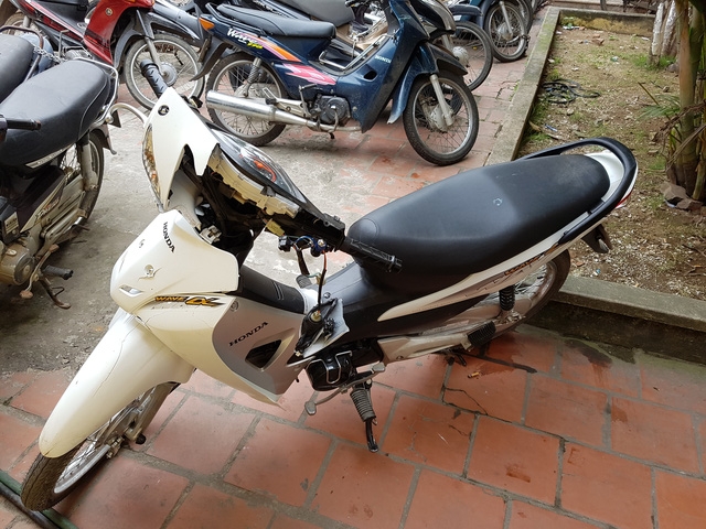 Chiếc xe m&aacute;y g&acirc;y tai nạn được đưa về trụ sở cơ quan c&ocirc;ng an. ( Ảnh B&aacute; Đo&agrave;n).