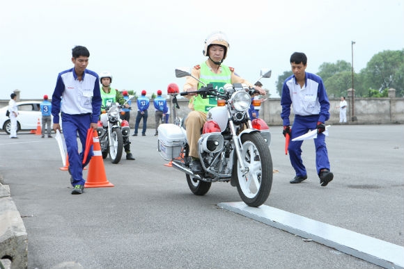 Phần thi kỹ năng thăng bằng tr&ecirc;n v&aacute;n hẹp của c&aacute;c chiến sỹ CSGT v&agrave; học viện Cảnh s&aacute;t nh&acirc;n d&acirc;n.