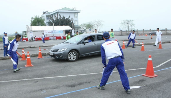 C&aacute;c hướng dẫn vi&ecirc;n l&aacute;i xe an to&agrave;n &ocirc; t&ocirc; thi kỹ năng cảm nhận kh&ocirc;ng gian xe