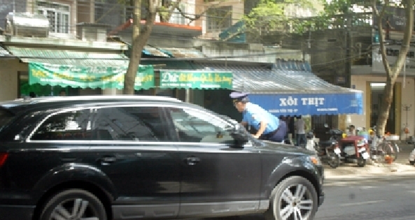 Hà Nội: Một Thanh tra Giao thông bị “quái xế” hất lên nắp capô