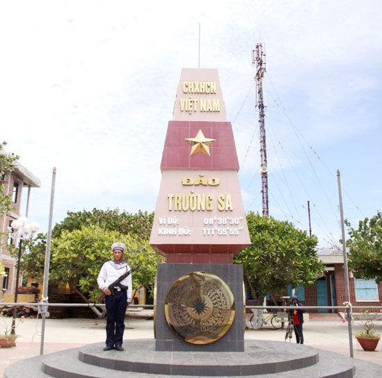 Canh g&aacute;c Cột mốc chủ quyền tr&ecirc;n đảo Trường Sa Lớn.