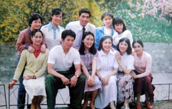 Trương Thiết L&acirc;m với c&aacute;c diễn vi&ecirc;n c&ugrave;ng thời. Ảnh: Internet.