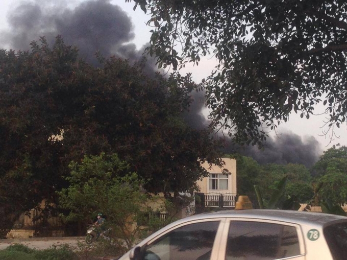 Vụ ch&aacute;y dẫn đến kh&oacute;i bốc nghi ng&uacute;t trong khu CN Phố Nối A.