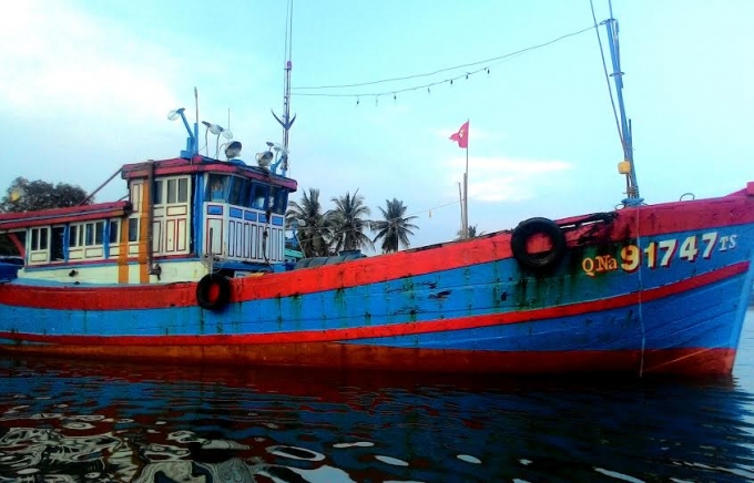 T&agrave;u c&aacute; mang số hiệu QNa 91747 TS của ngư d&acirc;n Quảng Nam bị t&agrave;u lạ đ&acirc;m v&agrave;o ng&agrave;y 18/4 vừa qua đang neo đậu tại cảng Kỳ H&agrave; (huyện N&uacute;i Th&agrave;nh).